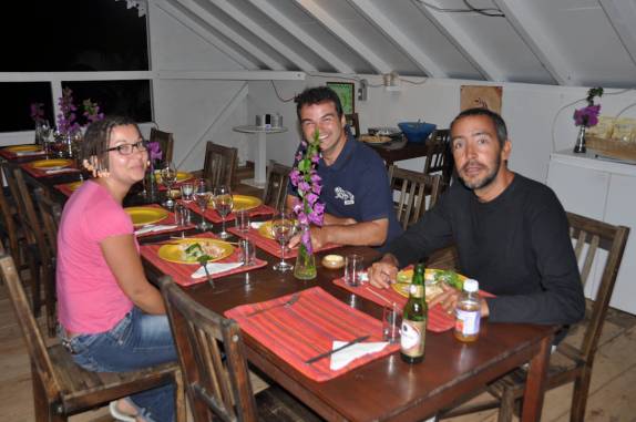 Casal francês nos acompanha em noite de churrasco na Pousada El Momo, em Windwardside, Saba - Caribe